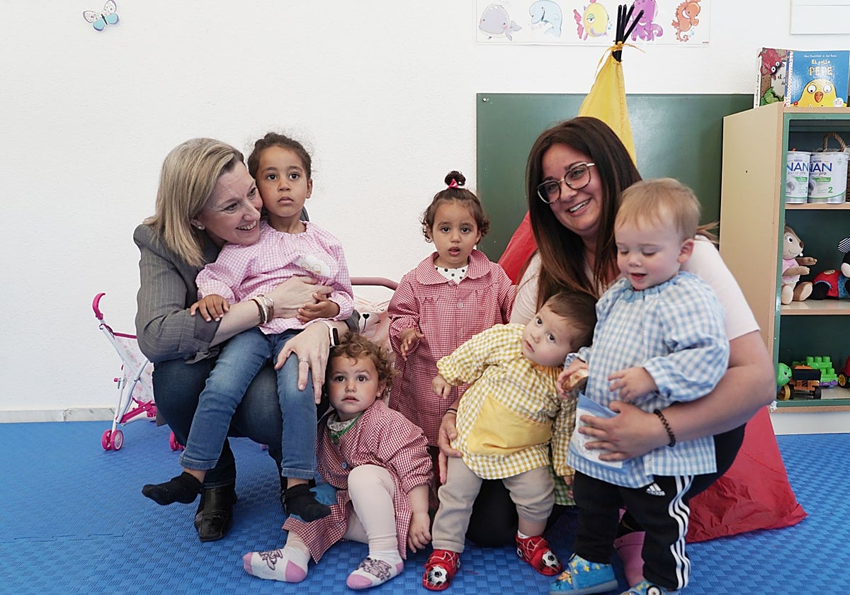 La vicepresidenta de la Junta de Castilla y León y consejera de Familia e Igualdad de Oportunidades, Isabel Blanco, visita a los participantes del programa 'Crecemos' en la localidad vallisoletana de Pollos