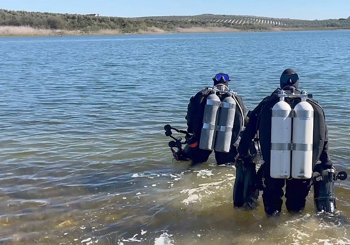 Vista de los buzos segundos antes de adentrarse en la laguna de Zójar