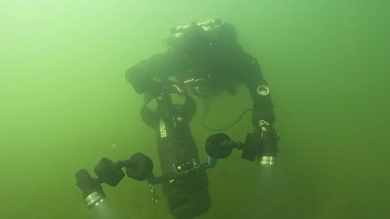 Uno de los buzos durante la expedición