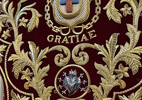 Imagen secundaria 1 - Tres aspectos de la nueva pieza, que combina el bordado con la plata