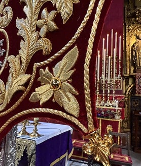 Imagen secundaria 2 - Tres aspectos de la nueva pieza, que combina el bordado con la plata