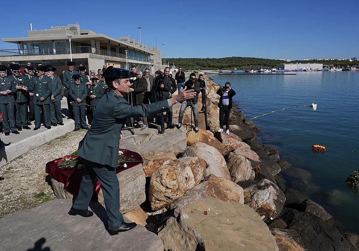 Ofrenda floral en memoria de los asesinados en el puerto de Barbate