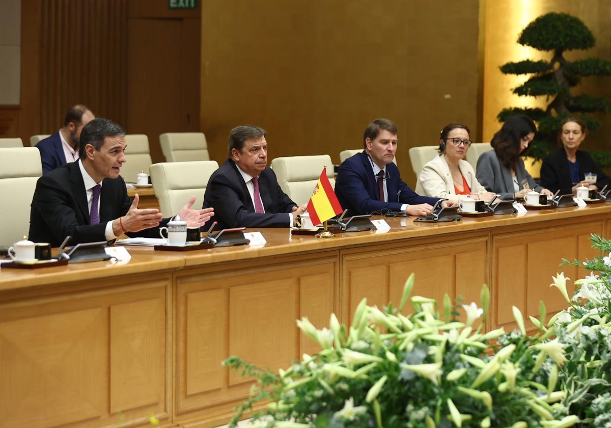 El presidente del Gobierno español, Pedro Sánchez (i), se reúne con el primer ministro de Vietnam, Pham Minh Chinh, junto al ministro español de Agricultura, Pesca y Alimentación, Luis Planas (2i)
