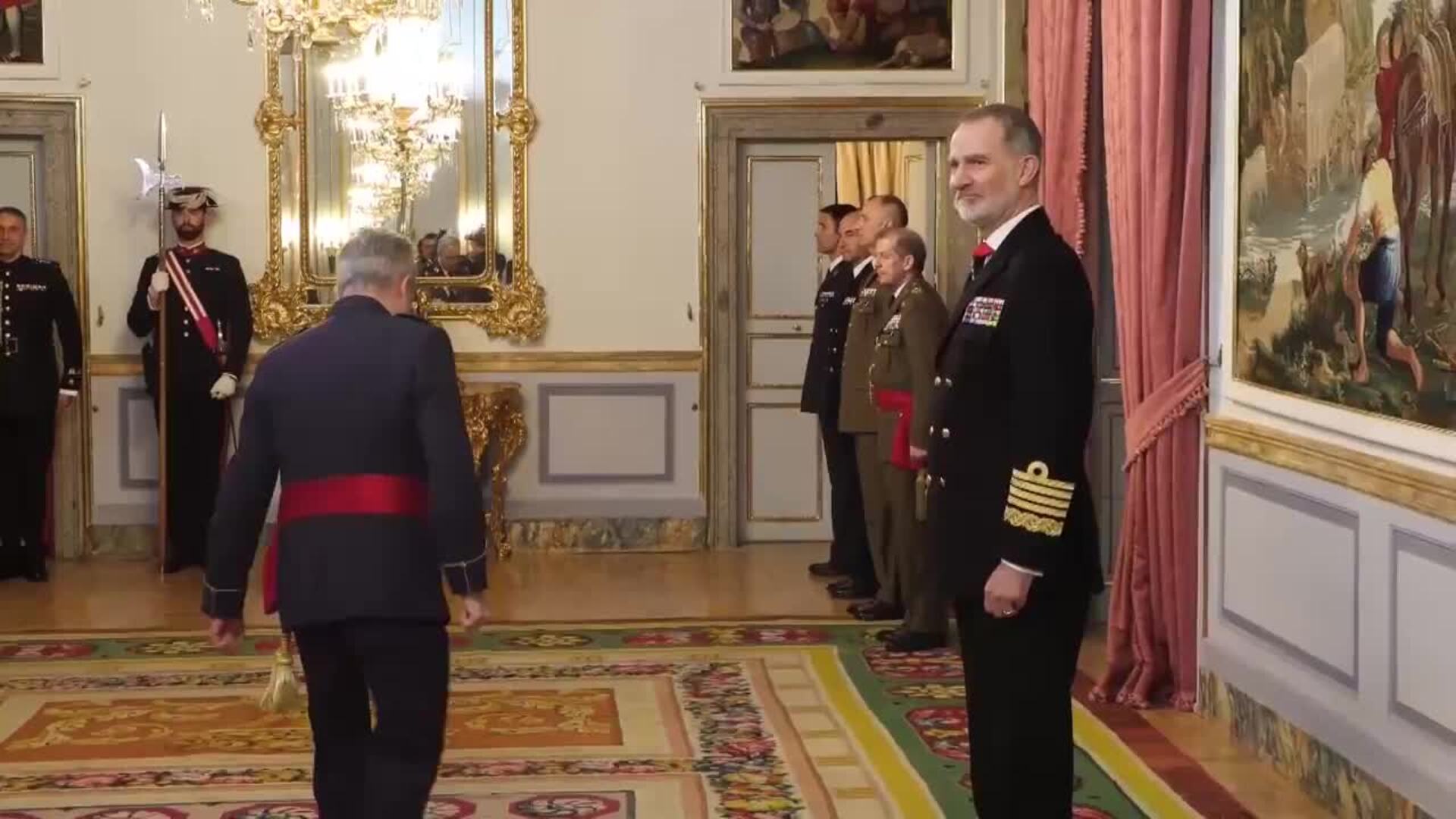 Felipe VI recibe en audiencia a un grupo de generales de división y vicealmirantes