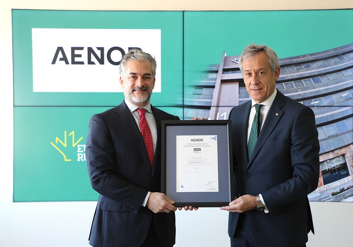 El presidente de Eurocaja Rural, Javier López Martín, recibió este reconocimiento de manos de David de Pastors, director General de Evaluación de la Conformidad de Aenor