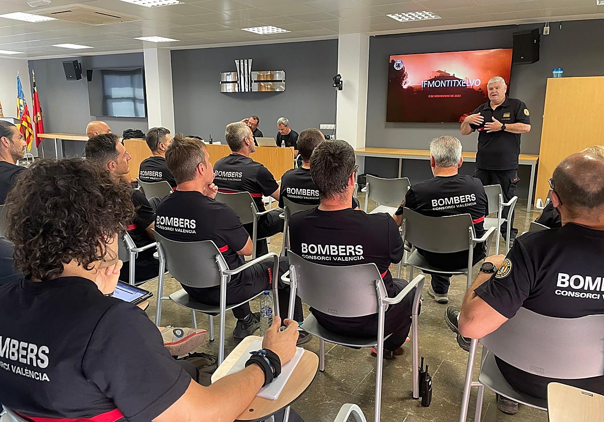 Imagen de archivo de una charla impartida por el exinspector jefe del Consorcio Provincial de Bomberos de Valencia José Miguel Basset