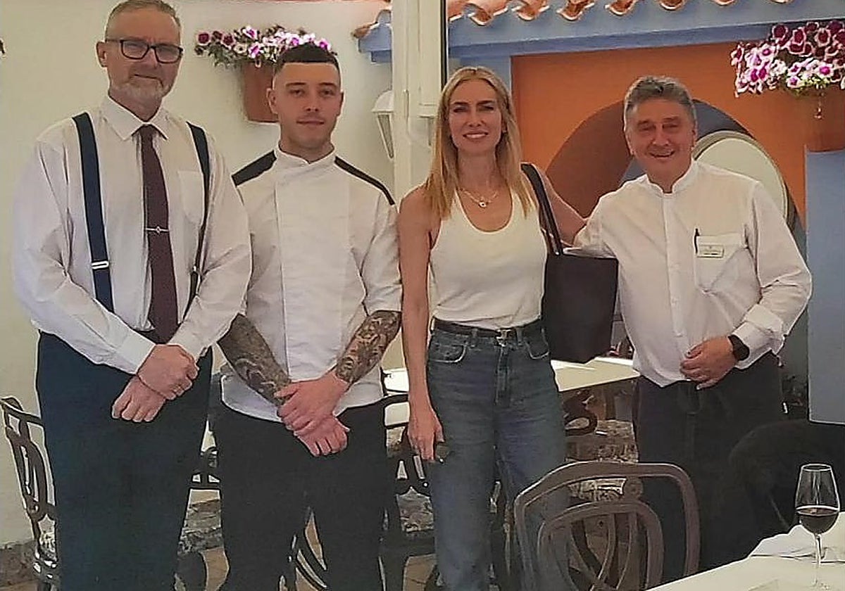 La actriz Kira Miró, junto a los responsables de Casa Pepe de la Judería