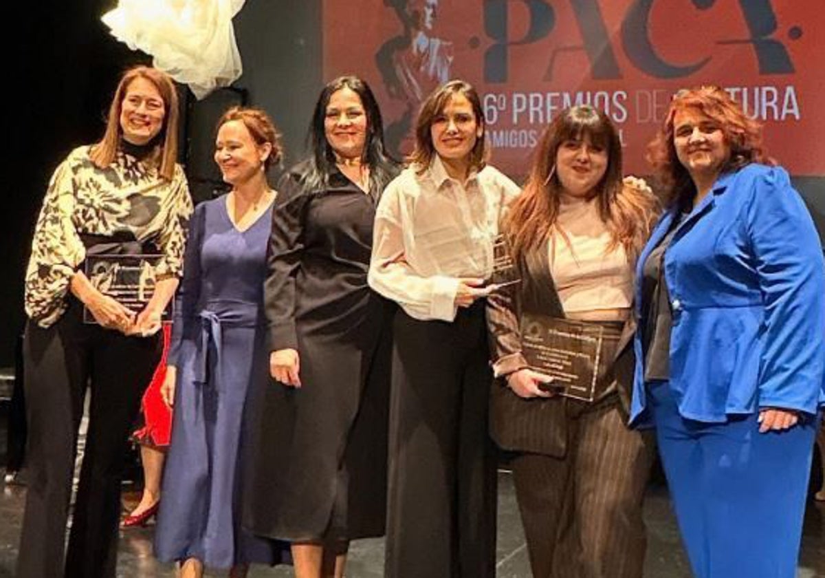 Lalachus junto a la periodista Elena Sánchez, también premiada, y la alcaldesa de Corral, Manuela Lominchar