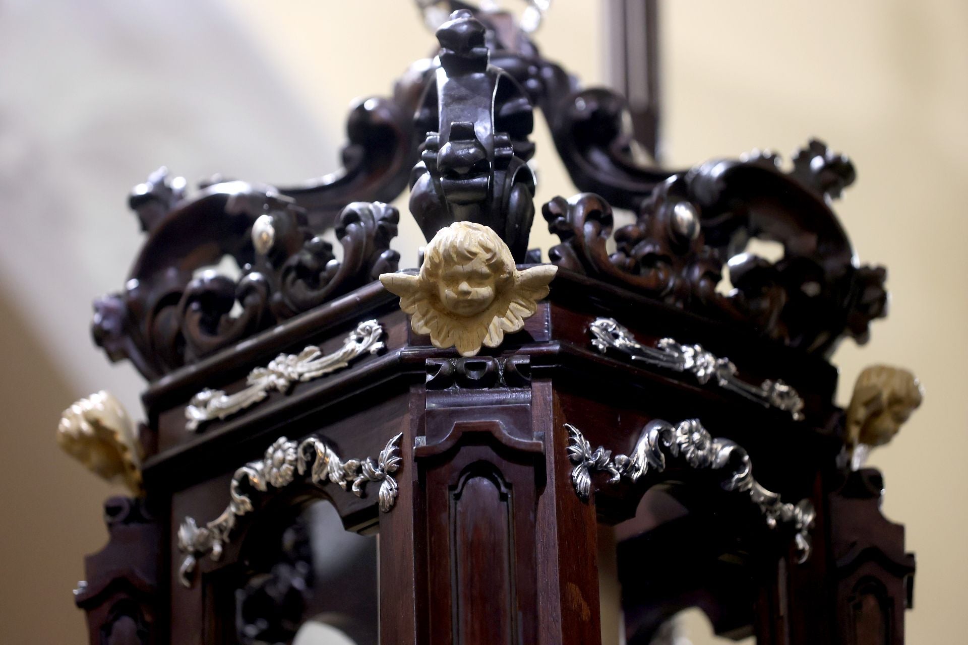 Los nuevos faroles de cola del palio de la Nazarena de Córdoba, en imágenes