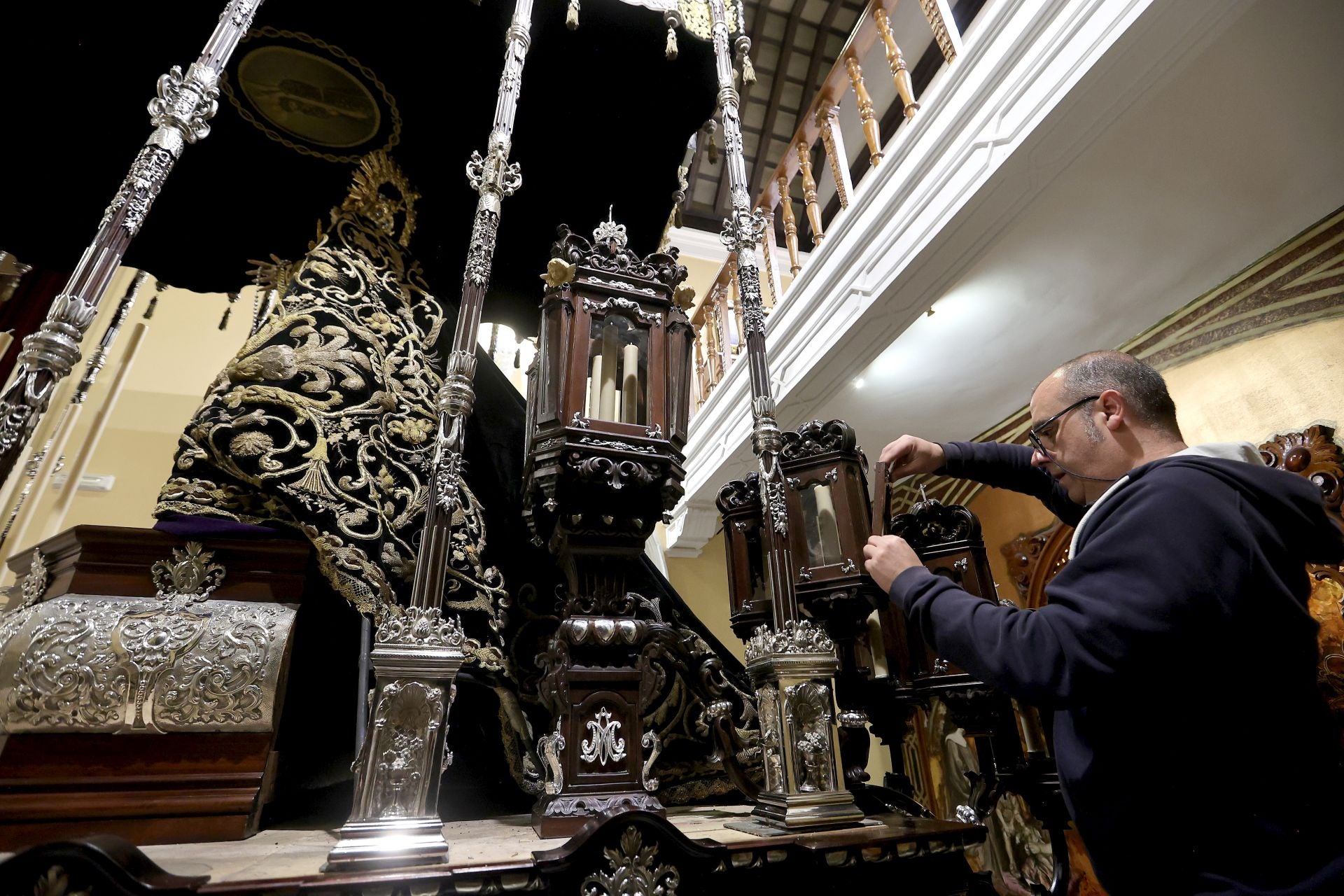 Los nuevos faroles de cola del palio de la Nazarena de Córdoba, en imágenes