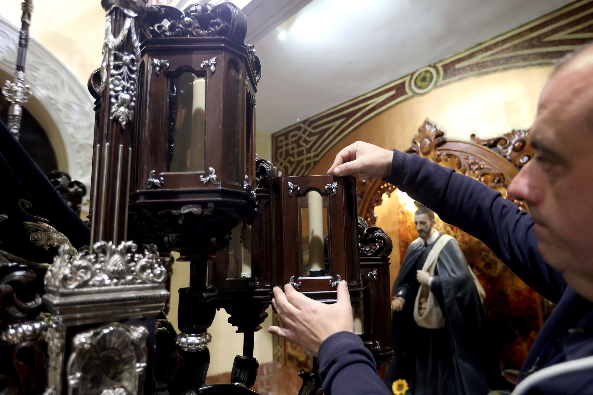 Los nuevos faroles de cola del palio de la Nazarena de Córdoba, en imágenes