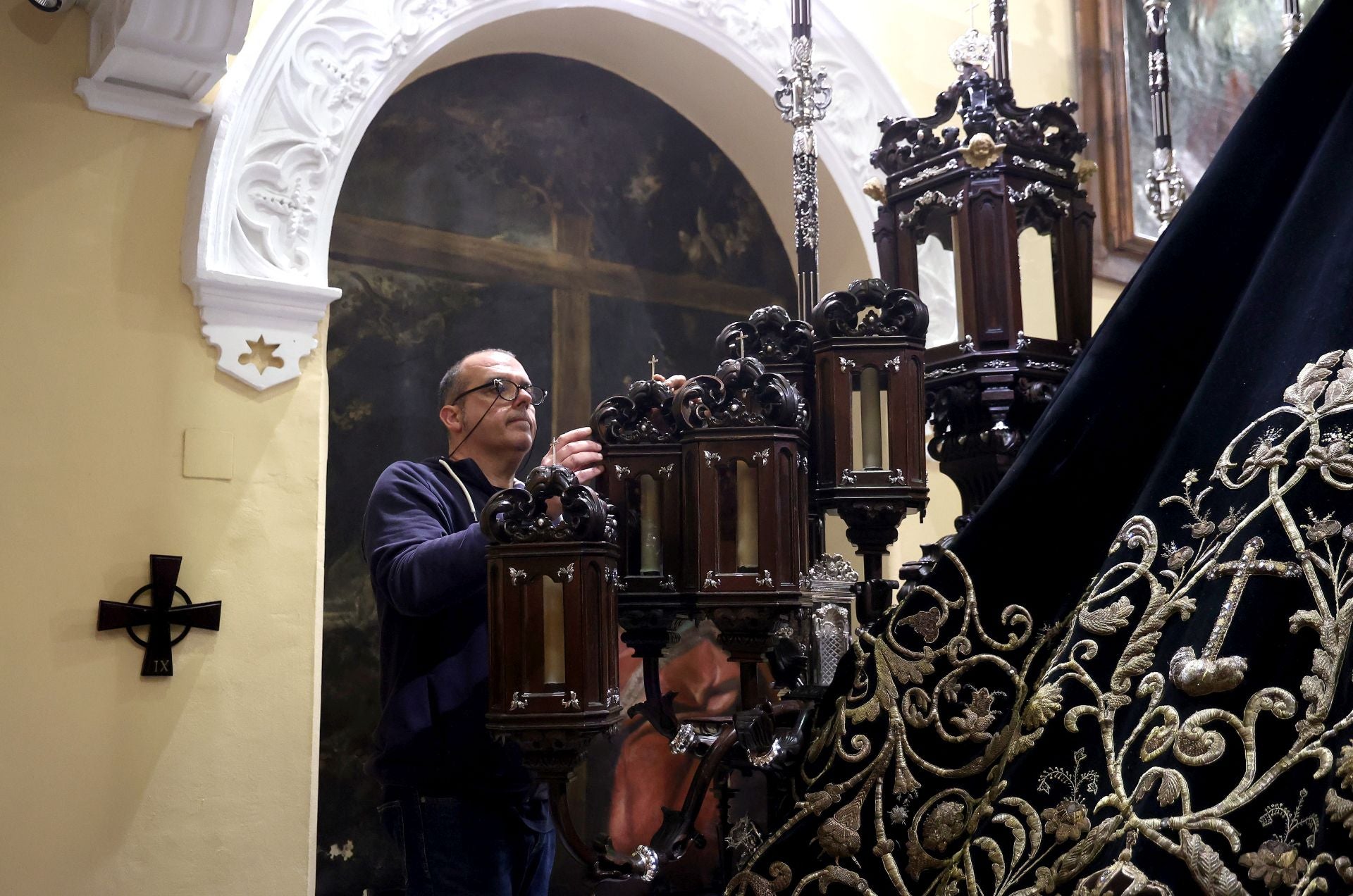 Los nuevos faroles de cola del palio de la Nazarena de Córdoba, en imágenes