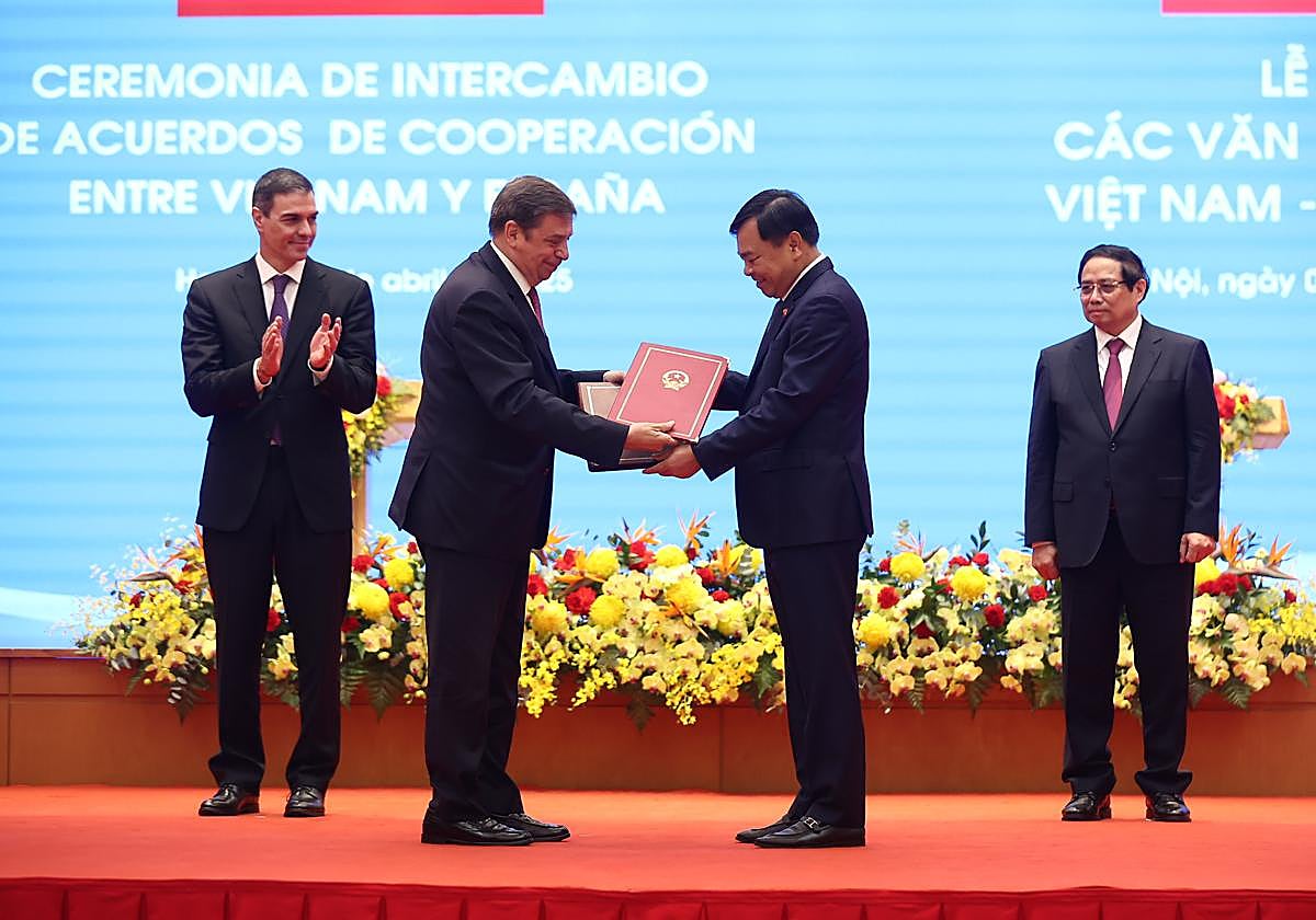 Pedro Sánchez y Luis Planas, durante una firma acuerdos comerciales con el presidente de Vietnam, Pham Minh Chinh