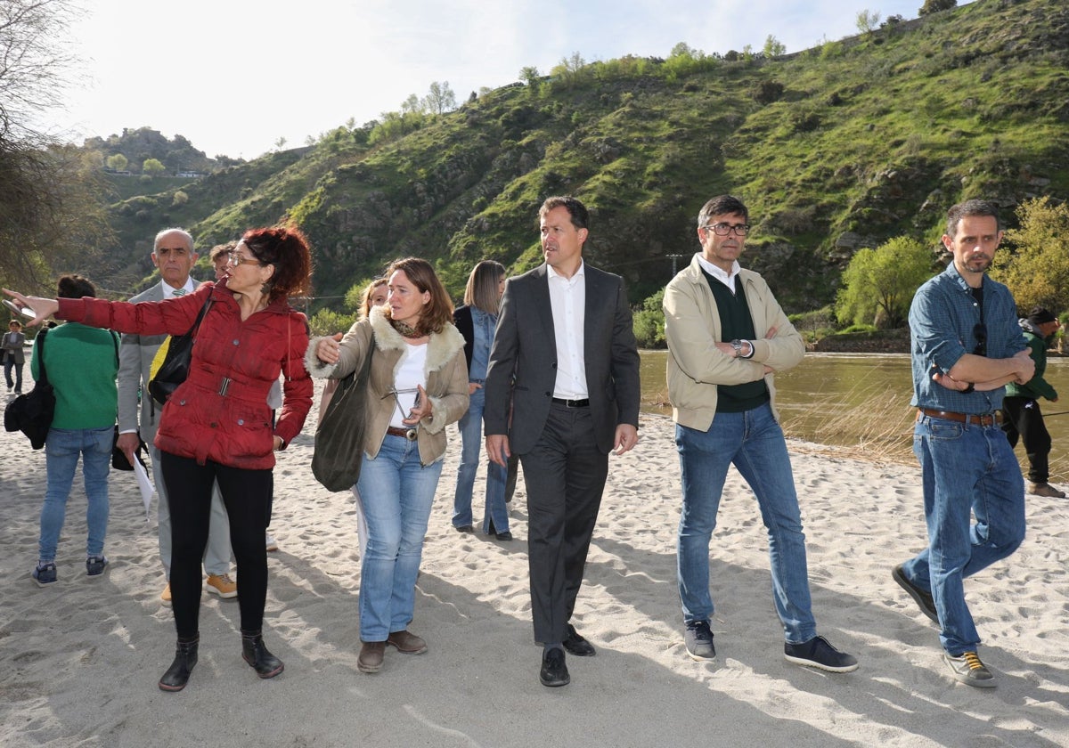 El alcalde de Toledo, Carlos Velázquez, ha visitado este miércoles la nueva playa con expertos y técnicos municipales