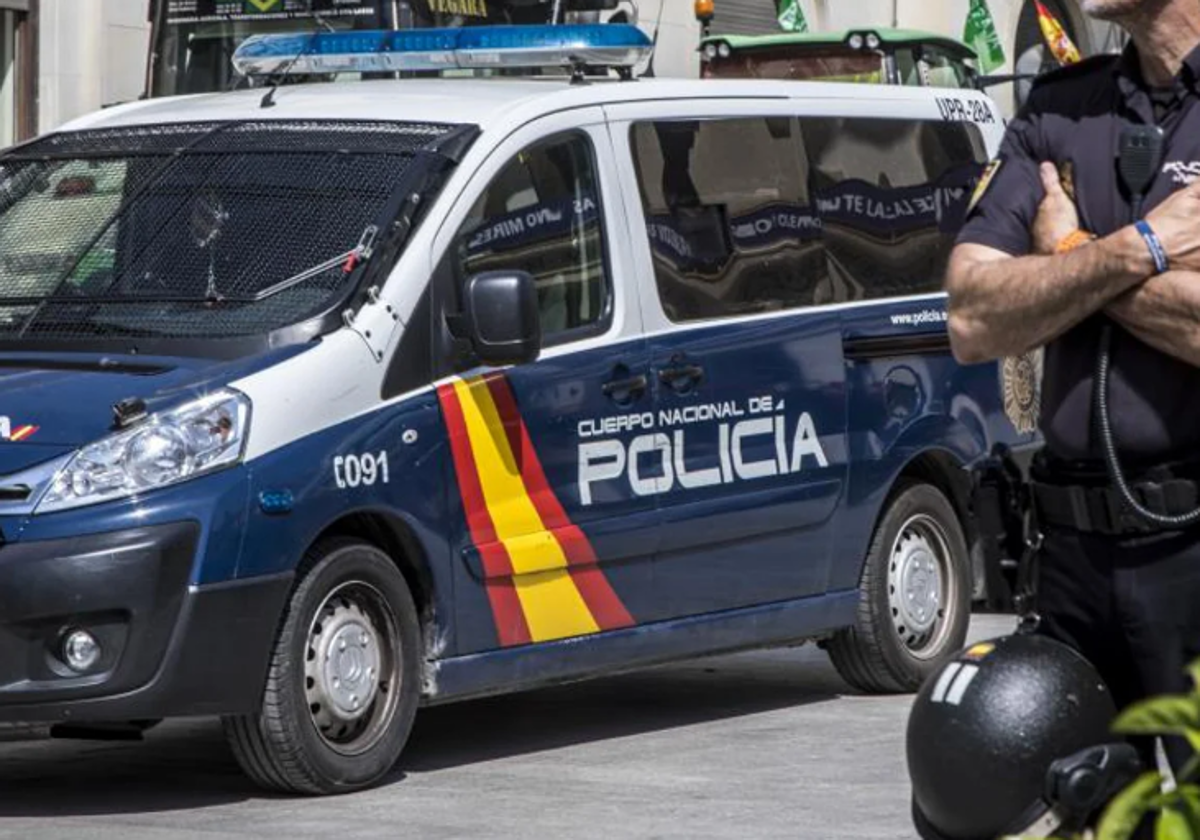 Agentes de la Policía Nacional de servicio.
