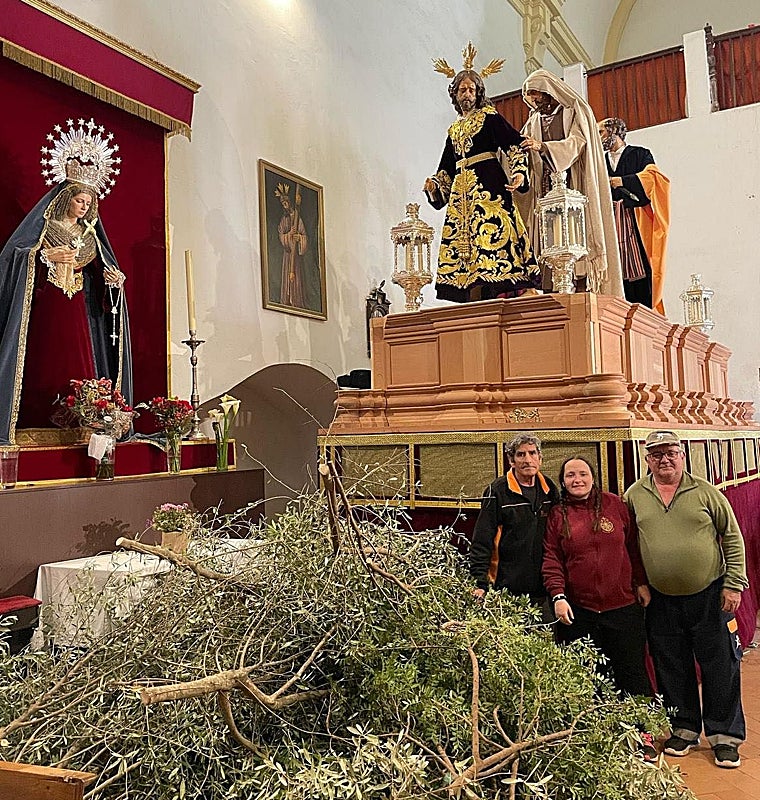 Entrega de las ramas de olivo, ante el Señor y la Virgen de Regla