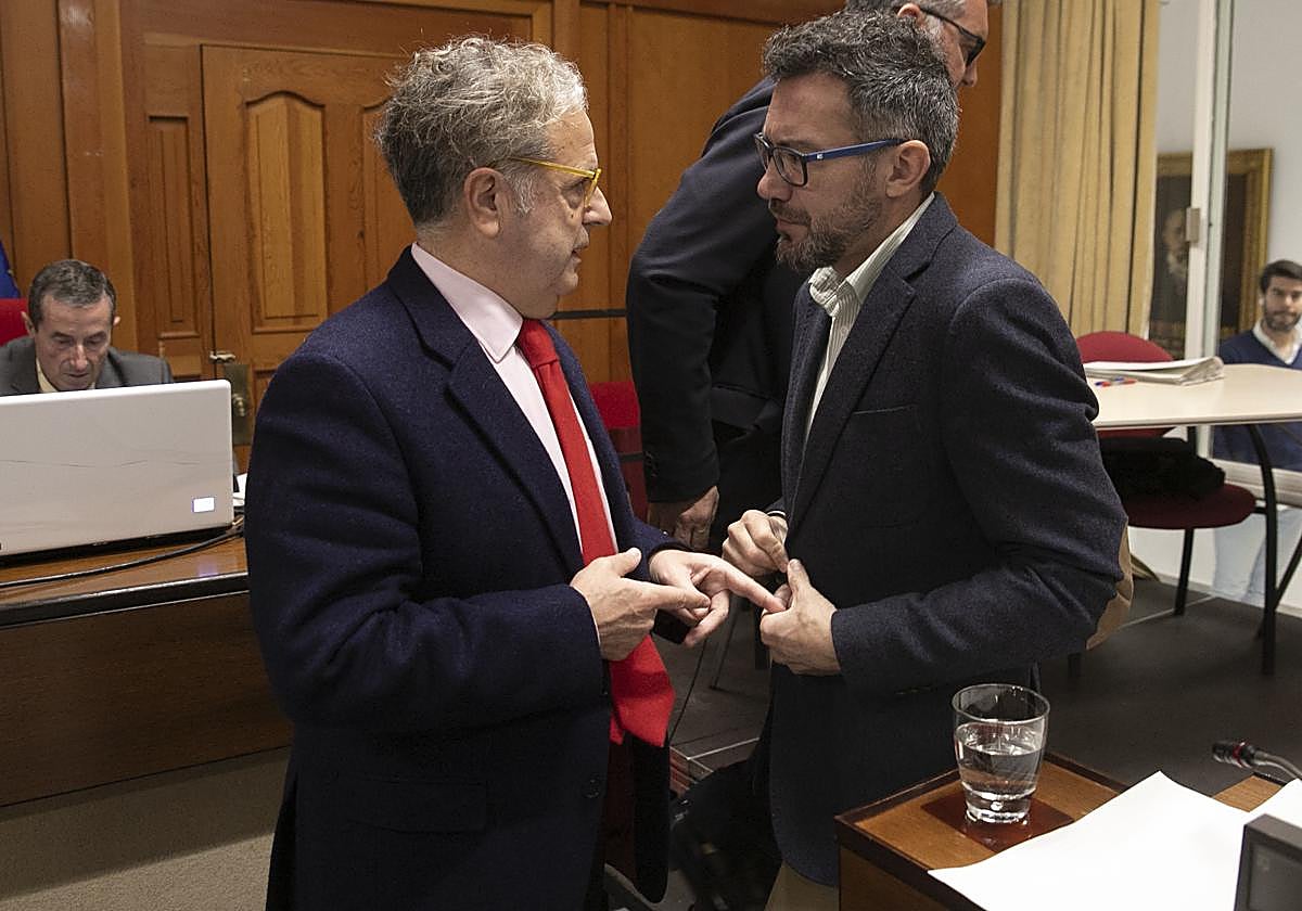 José Antonio Romero (a la derecha) antes del inicio de un Pleno del Ayuntamiento de Córdoba(