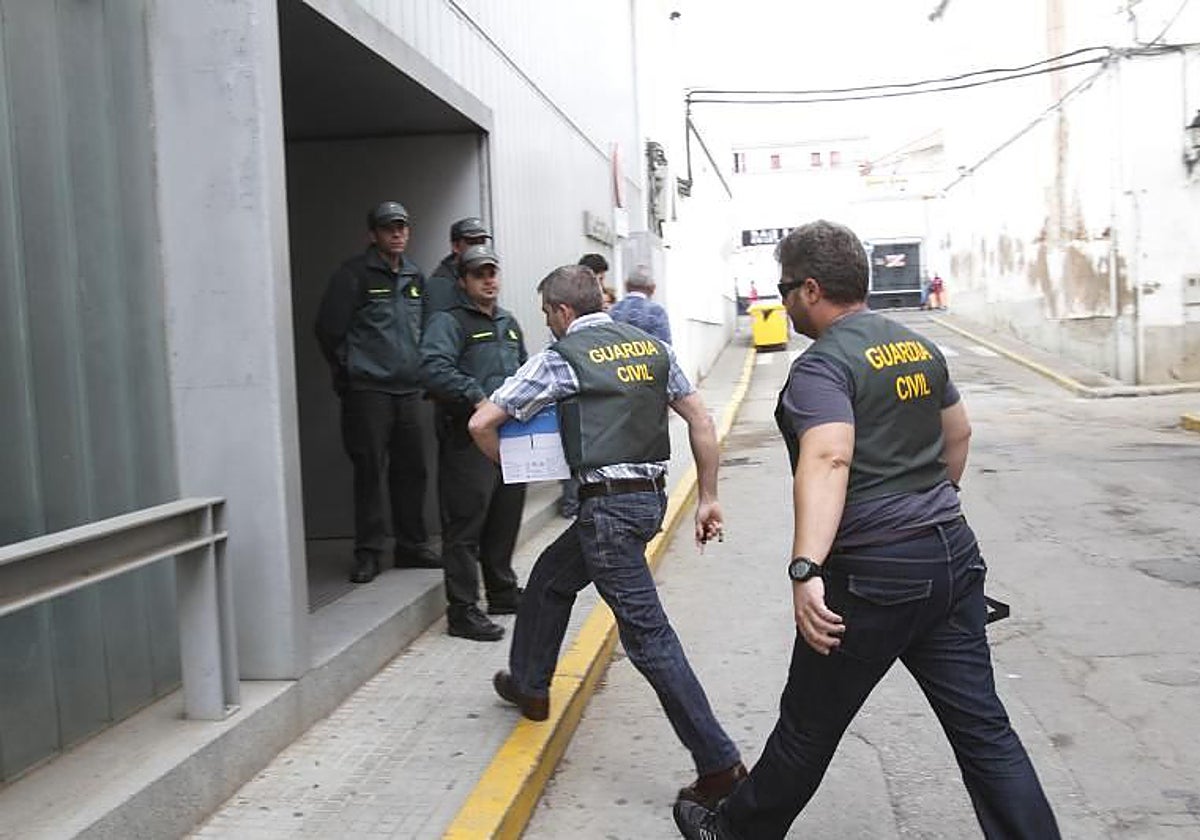 Agentes entrando al Juzgado de Peñarroya-Pueblonuevo