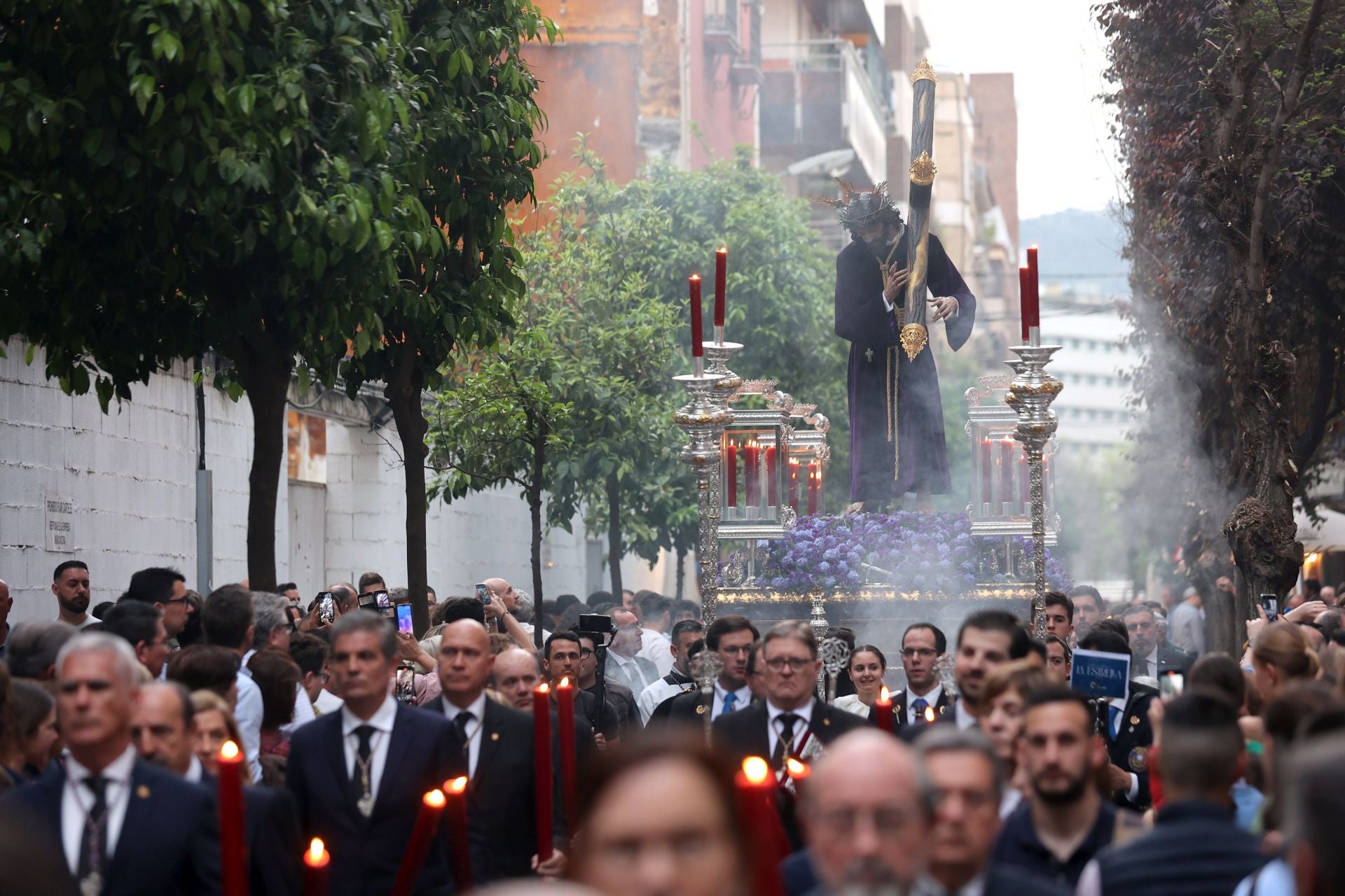 El solemne vía crucis del Soberano Poder por las calles de Córdoba, en imágenes