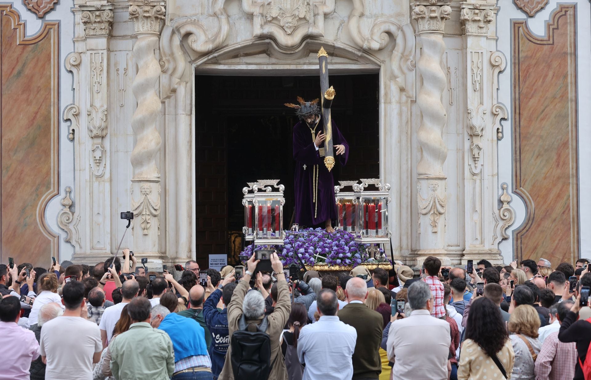El solemne vía crucis del Soberano Poder por las calles de Córdoba, en imágenes