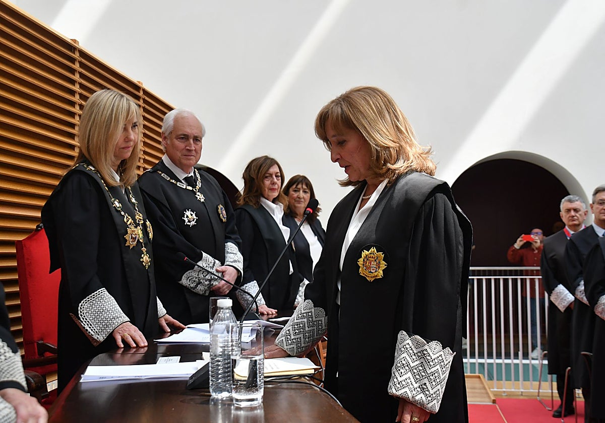 Ana del Ser jura como presidenta del Tribunal Superior de Justicia de Castilla y León en presencia de la máxima responsable del CPFJ, Isabel Perelló