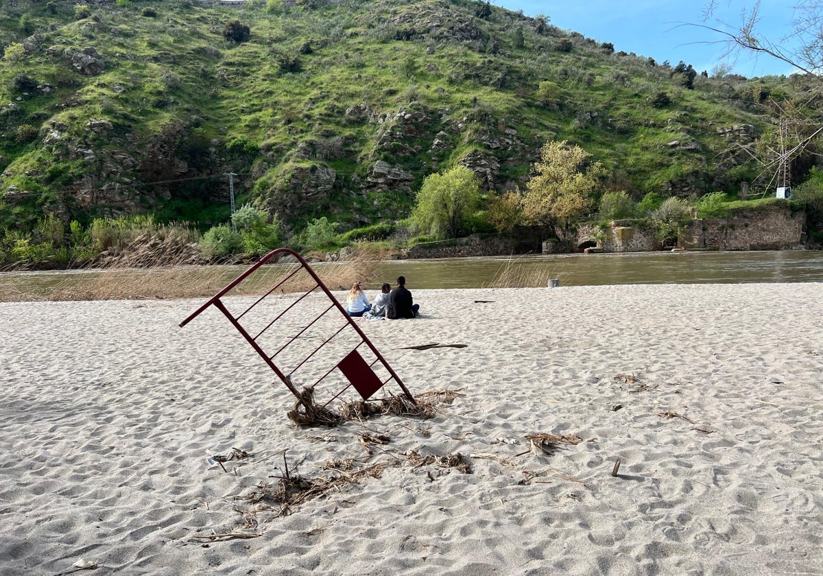 Los socialistas reclaman al equipo de Gobierno que retire esta valla varada en la playa del Tajo