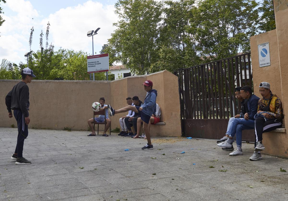 Menores no acompañados, en los alrededores del centro de Hortaleza, en Madrid.