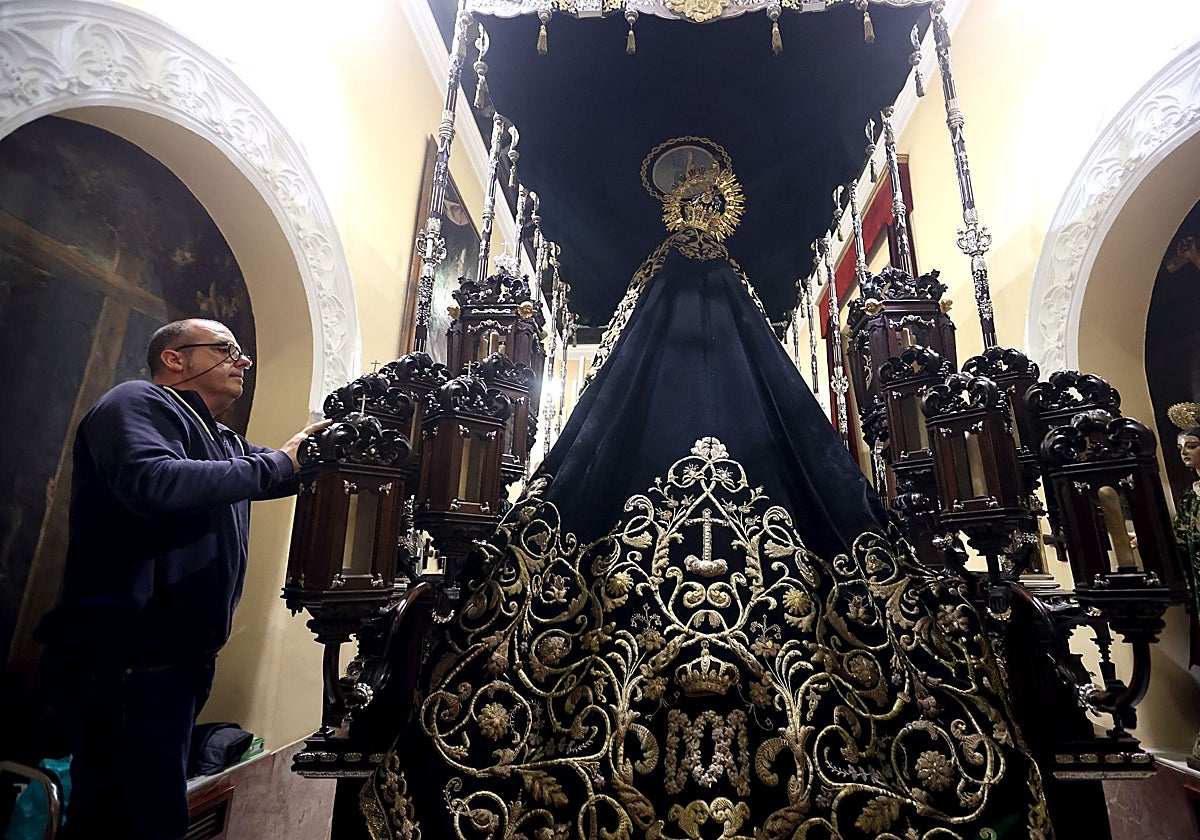 Manuel Valverde, junto a los faroles arbóreos de cola del palio de la Nazarena, que estrenará el Jueves Santo