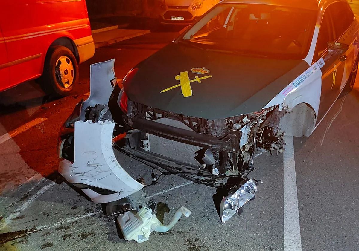 Coche patrulla destrozado por el impacto