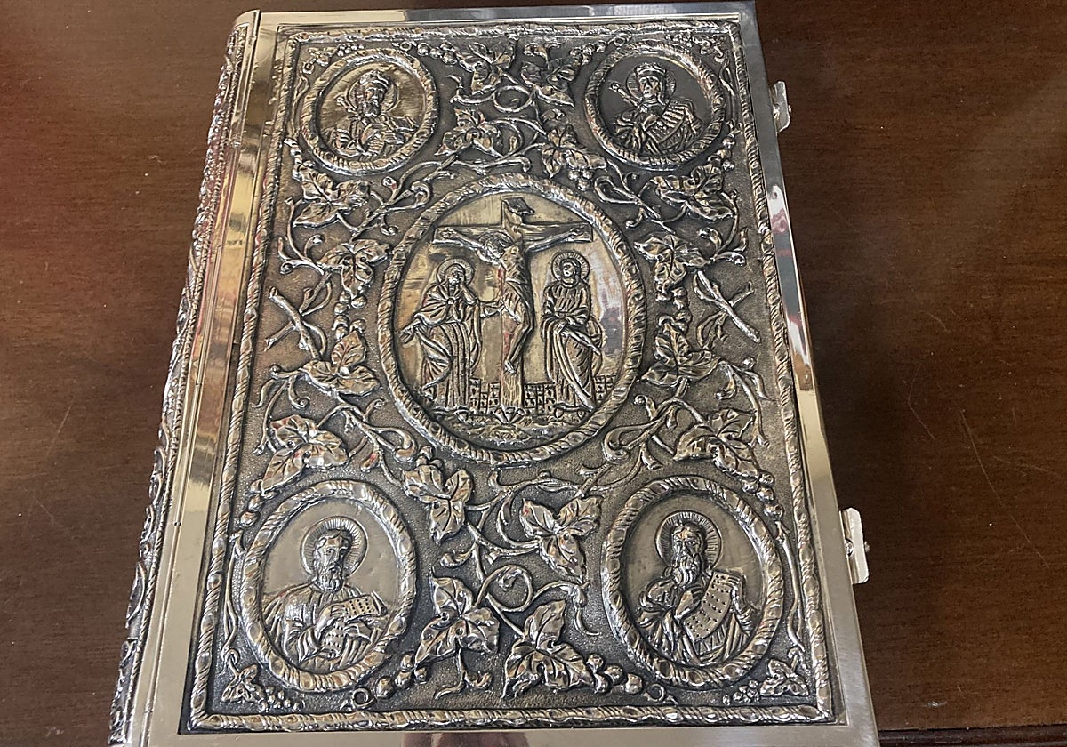 Frontal del libro de reglas, presidido por un medallón con el Calvario