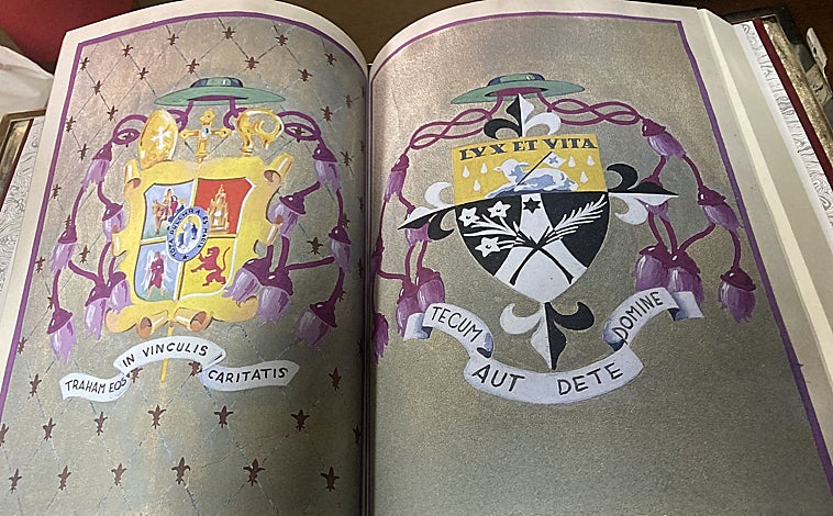 Imagen principal - Arriba, escudos de los obispos Adolfo Pérez Muñoz y Fray Albino, en la reproducción del libro. Debajo, contraportada. A la derecha, otra de las páginas