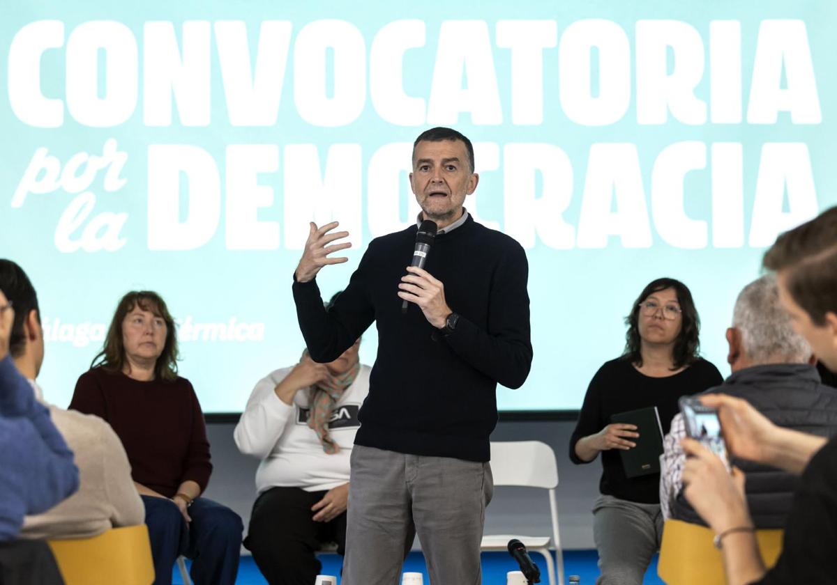 Sobre estas líneas, el coordinador federal de IU, Antonio Maíllo
