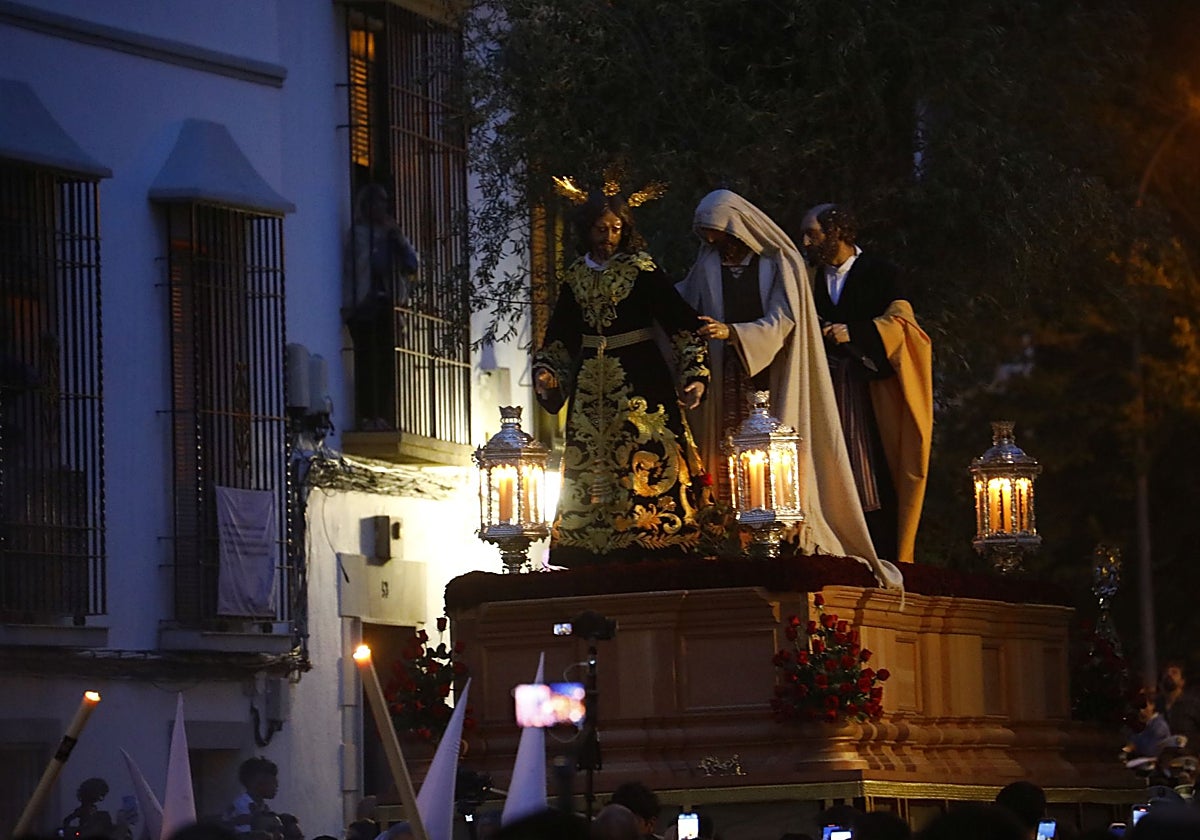 Misterio de Nuestro Padre Jesús de la Salud en el Beso de Judas, el Jueves de Pasión, por las calles