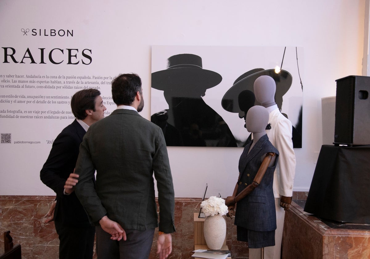 Dos de los primeros visitantes a la exposición 'Raíces'