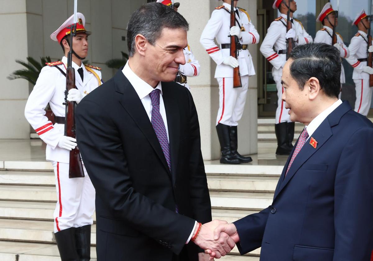 El presidente del Gobierno, Pedro Sánchez (i) y el presidente de la Asamblea Nacional de la República Socialista de Vietnam, Tran Thanh Man, (d), durante un encuentro en la Asamblea Nacional