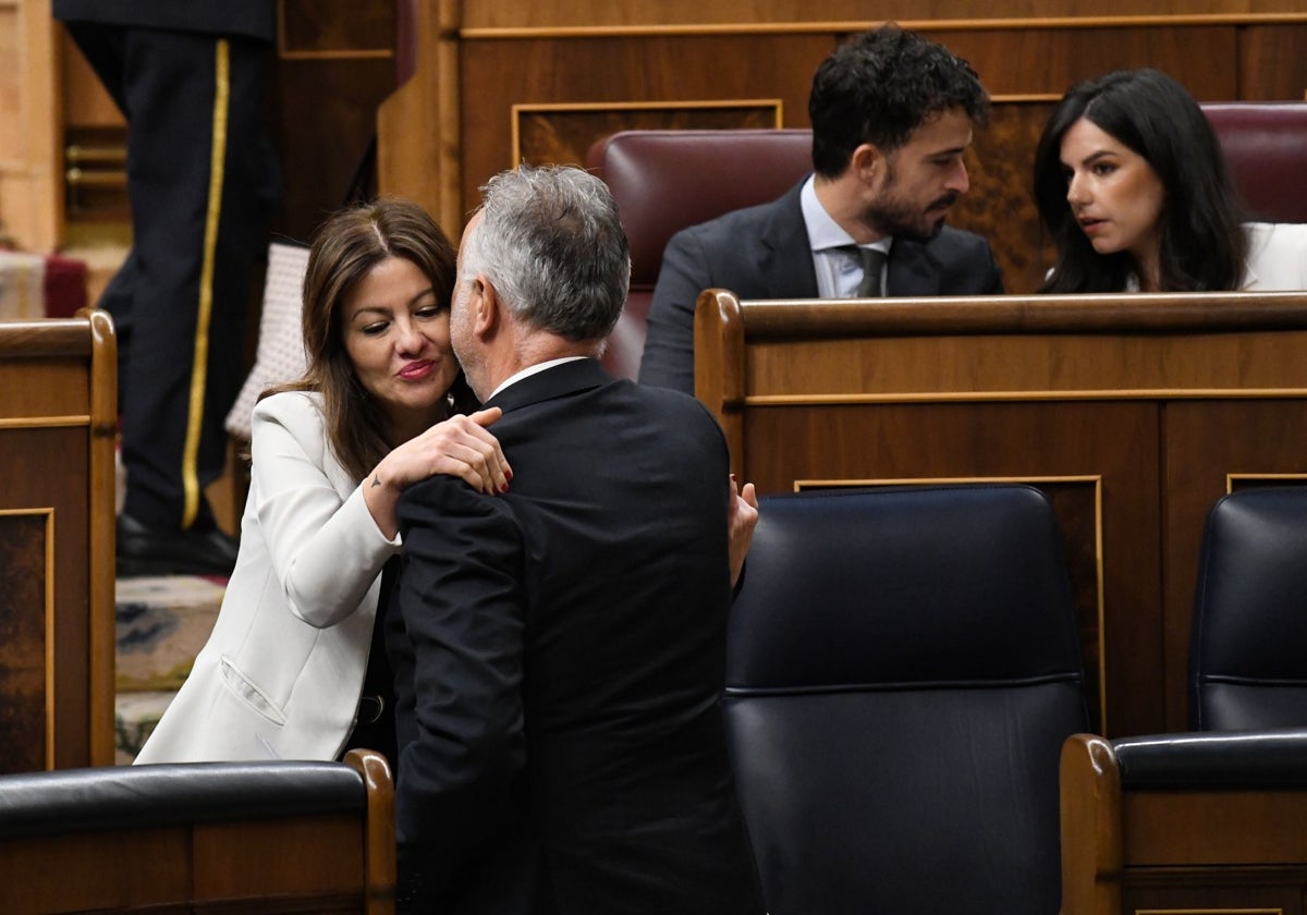 Los ministros de Política Territorial y Memoria Democrática y Juventud e Infancia, Ángel Víctor Torres y Sira Rego, antes del debate del real decreto ley para repartir a los menores extranjeros no acompañados de Canarias
