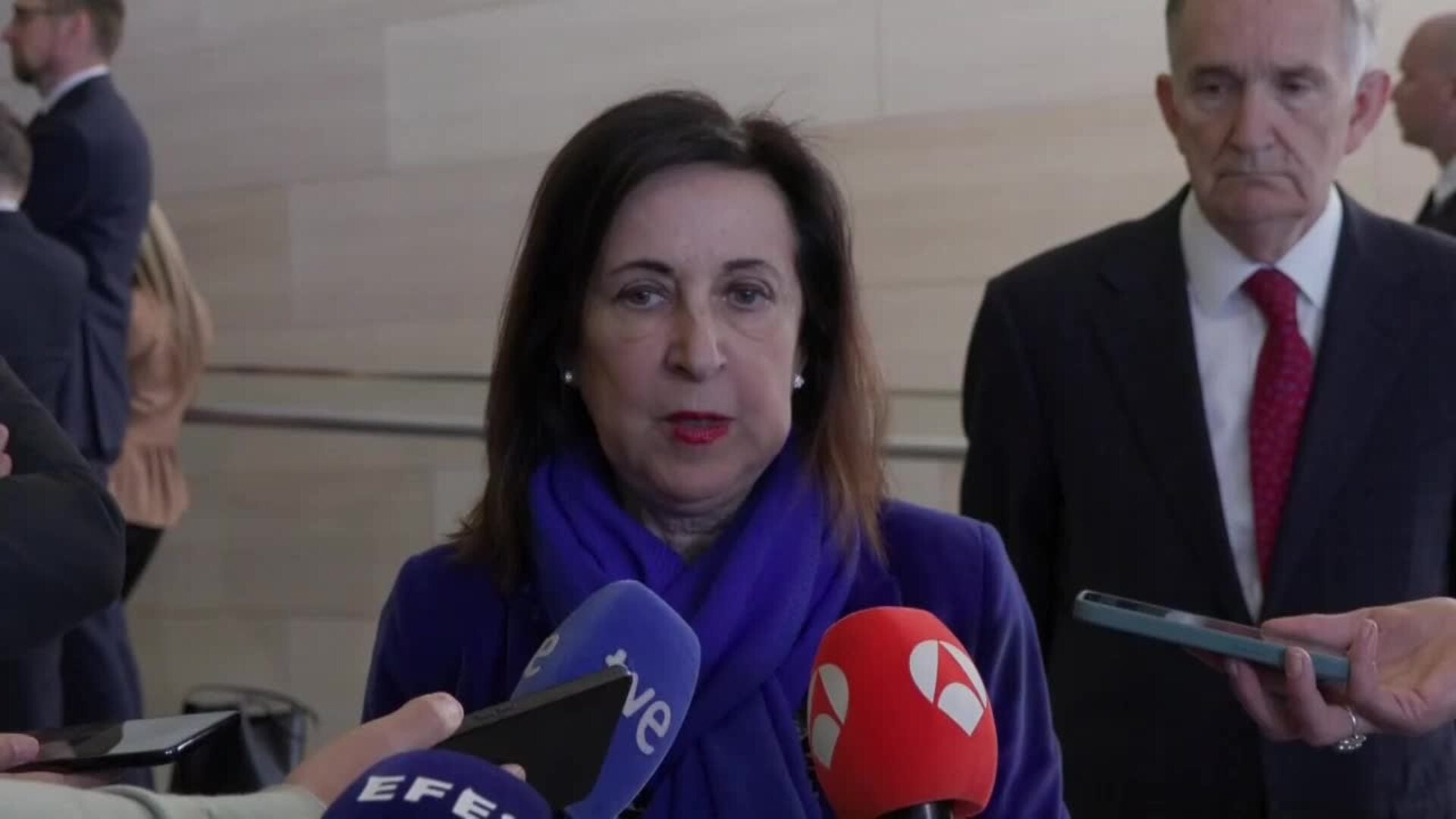 Margarita Robles habla con los medios durante su participación en la reunión de ministros de Defensa de la OTAN
