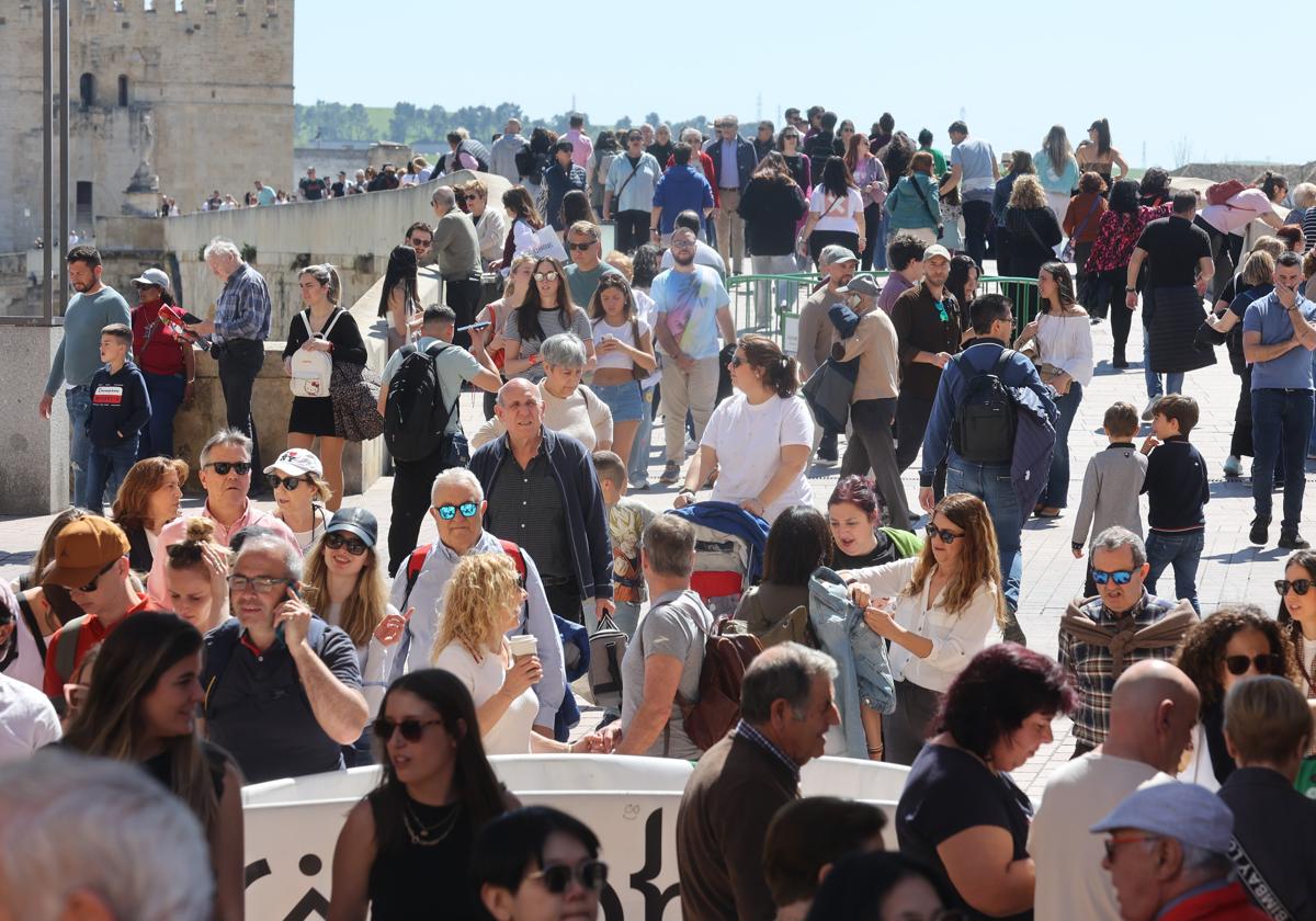 Ambiente turístico en la zona del Puente Romano de Córdoba el pasado mes