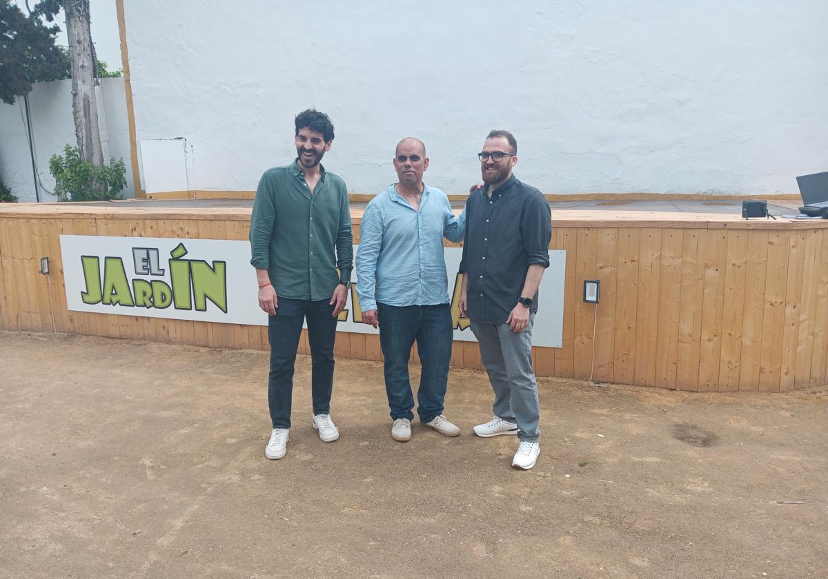 El empresario Antonio Amil, este viernes con miembros de POA Arquitectos en el cine Delicias