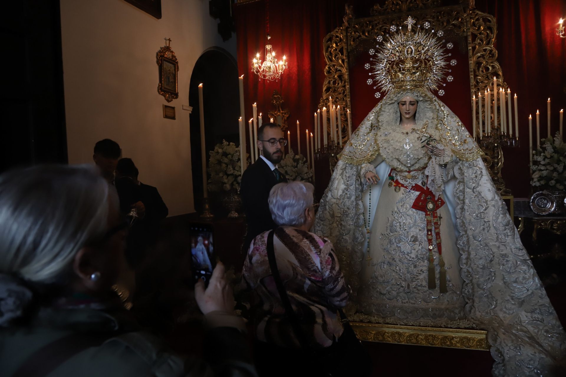 El devoto besamanos de la Virgen de la Paz en Córdoba, en imágenes