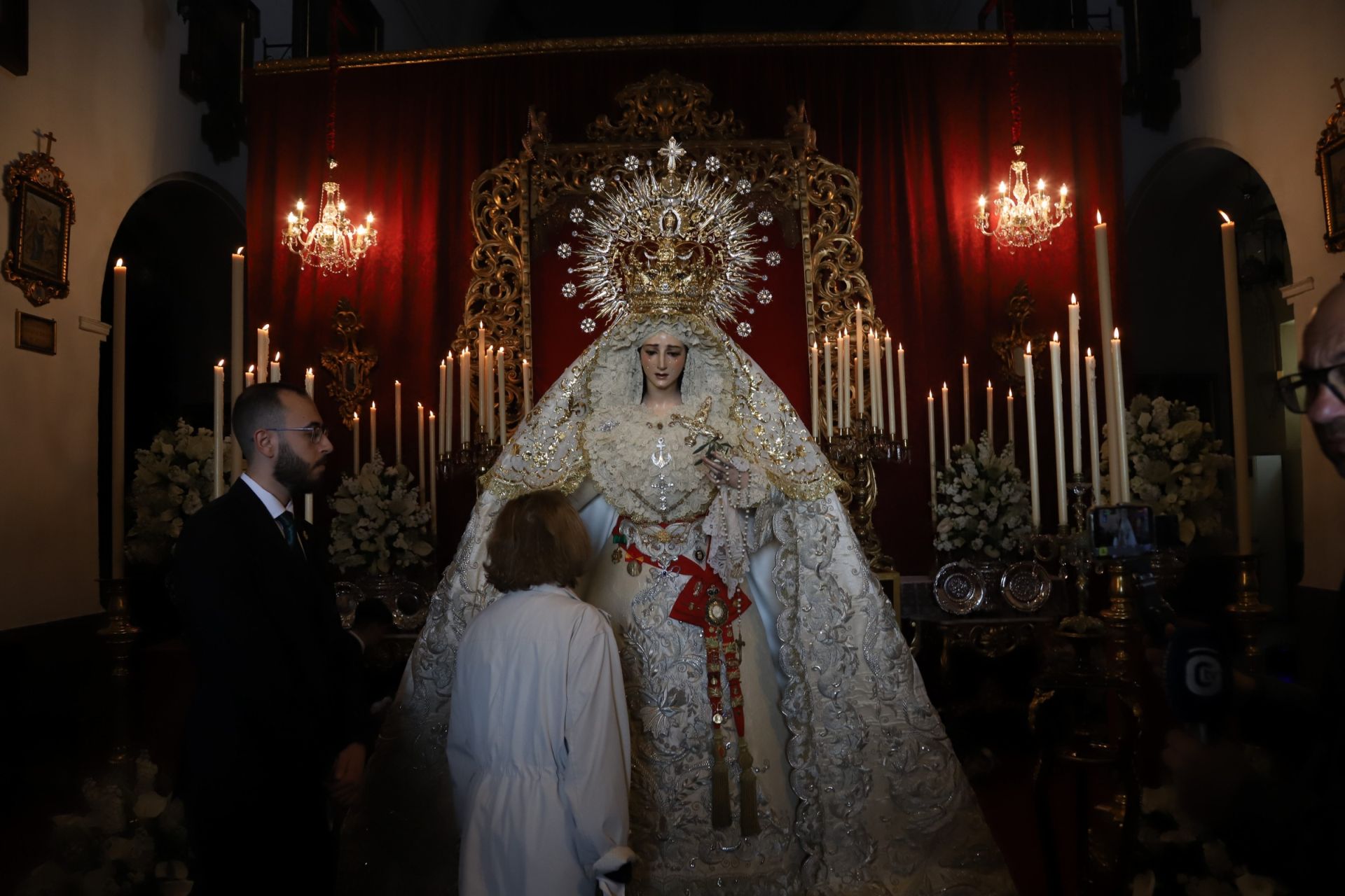 El devoto besamanos de la Virgen de la Paz en Córdoba, en imágenes