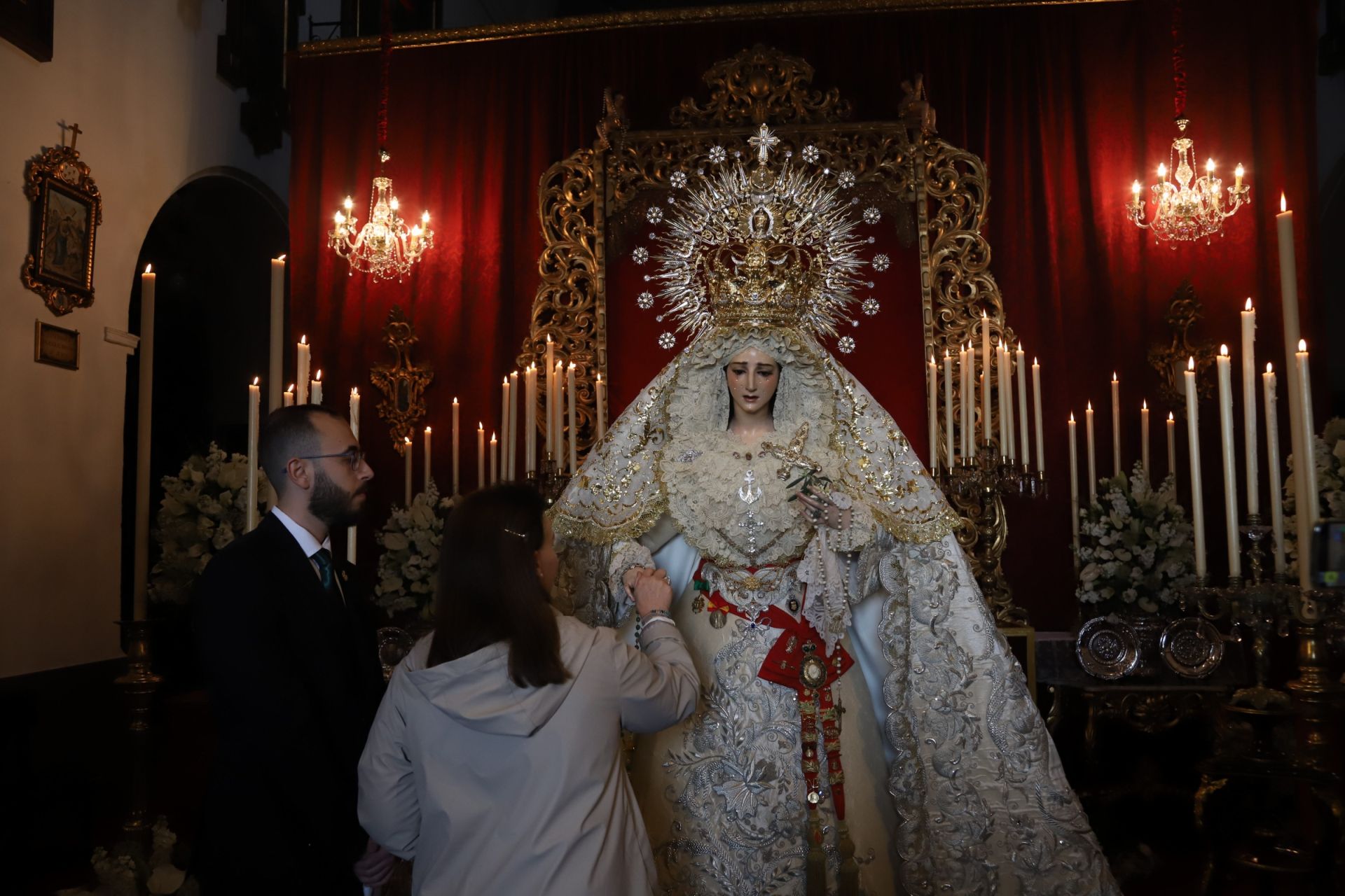 El devoto besamanos de la Virgen de la Paz en Córdoba, en imágenes