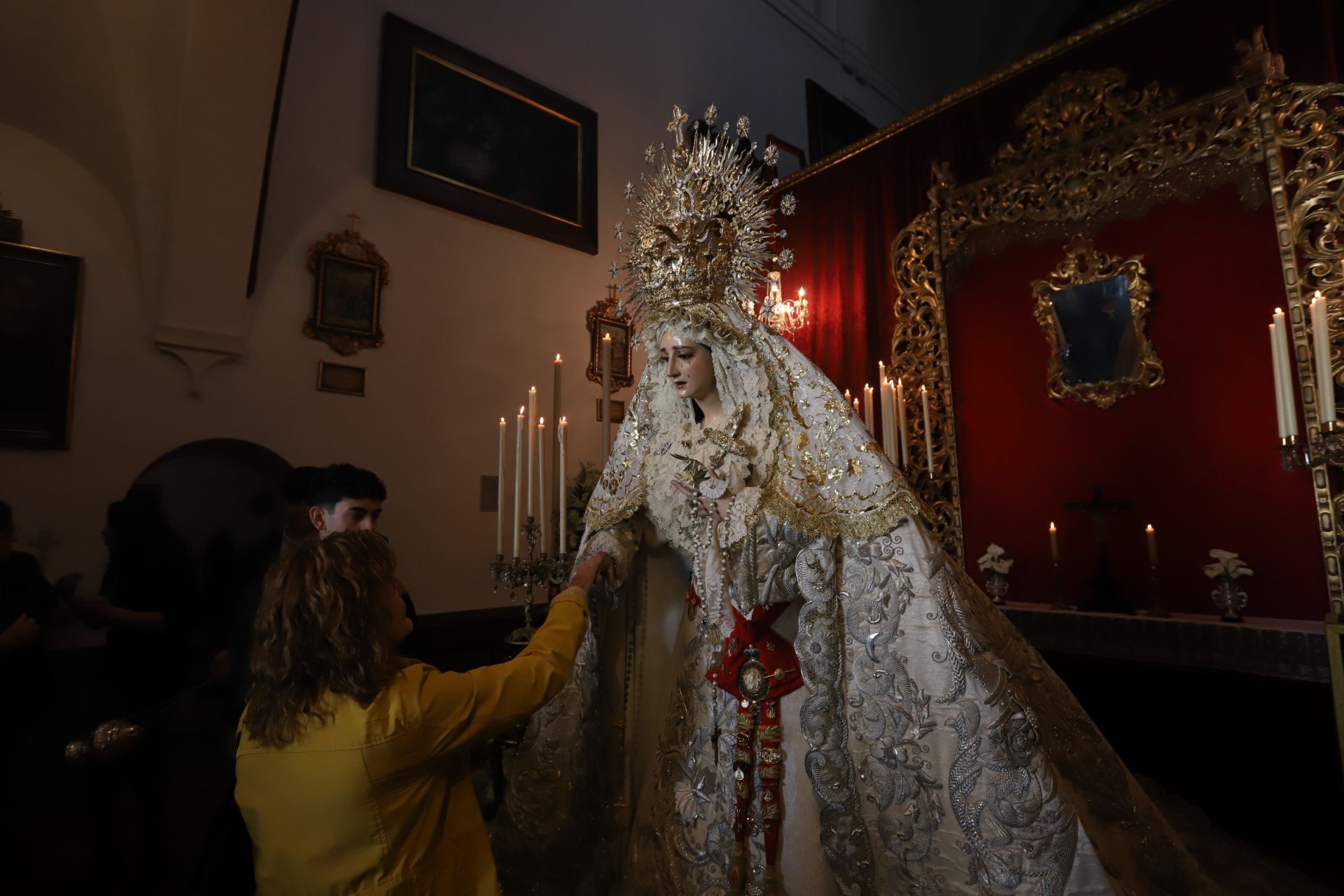 El devoto besamanos de la Virgen de la Paz en Córdoba, en imágenes