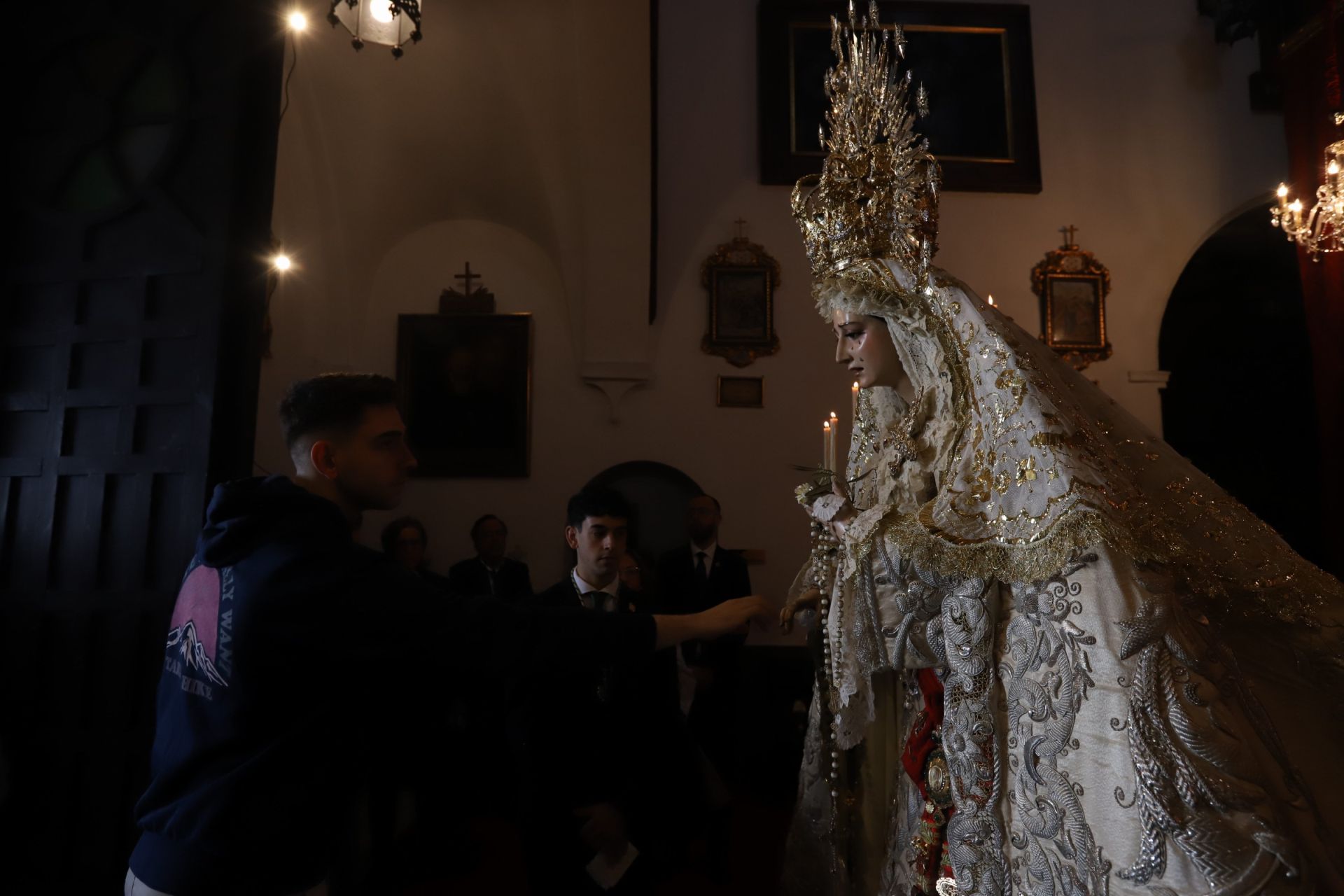 El devoto besamanos de la Virgen de la Paz en Córdoba, en imágenes