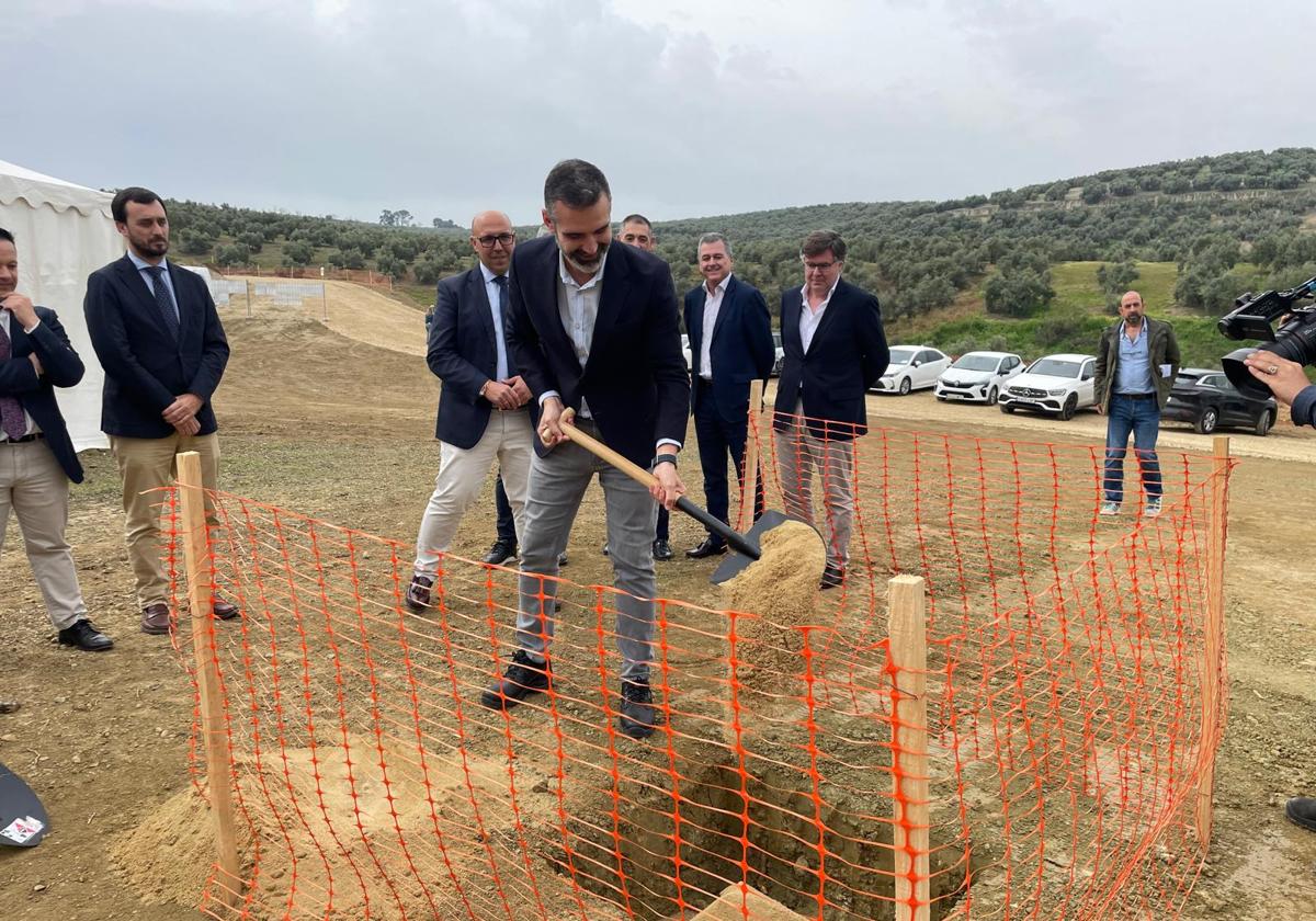 El consejero de Agricultura, Pesca, Agua y Desarrollo Rural, poniendo la primera piedra de la EDAR de Rute