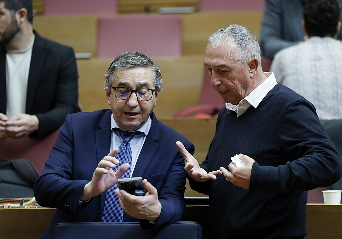 El conseller de Educación, Cultura, Universidades y Empleo, José Antonio Rovira, junto al síndic de Compromís en las Cortes Valencianas