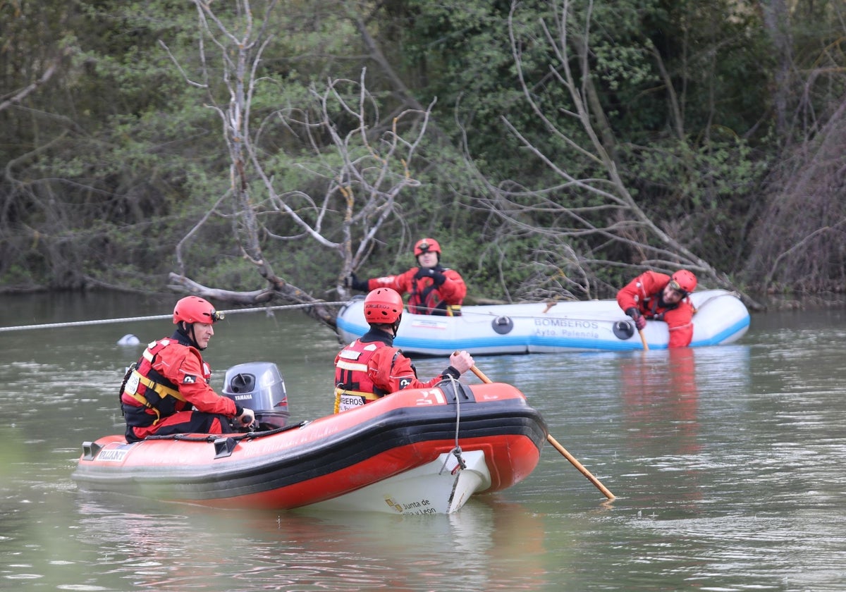 Efectivos de la Policía Nacional han reanudado este viernes la búsqueda del joven desaparecido en el río Carrión de Palencia