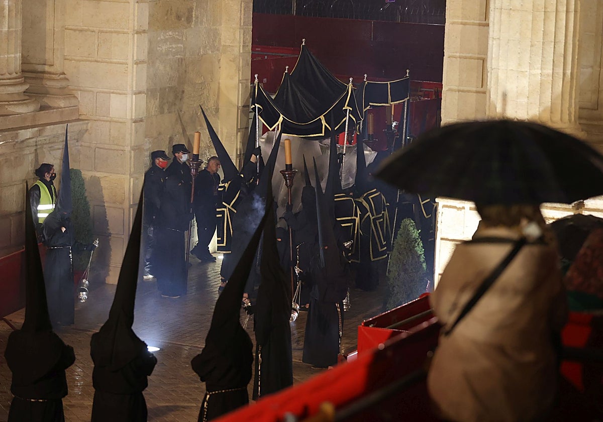 La hermandad del Vía Crucis, en la carrera oficial bajo la lluvia