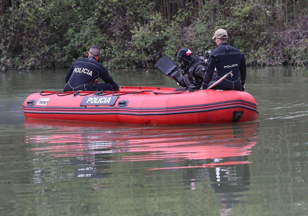 La unidad subacuática de Madrid trabaja en la busqueda del joven en el río Carrión