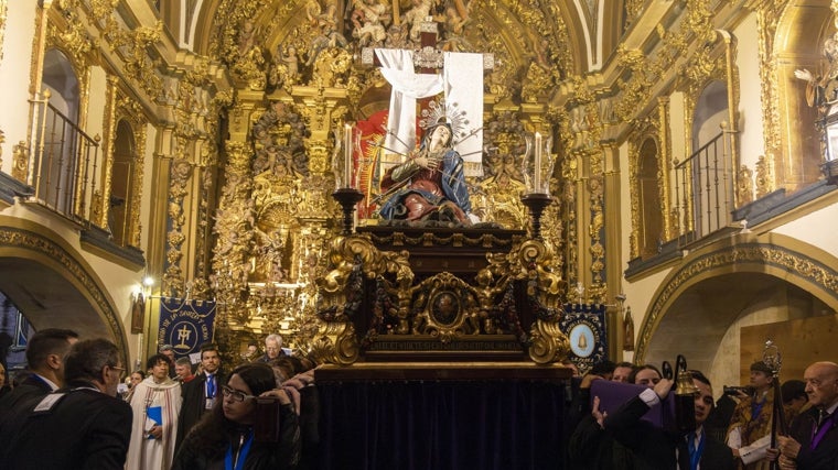 La Cofradía de la Veracruz, obligada por el tiempo a desarrollar su Vía Matris en el interior de su capilla en Salamanca